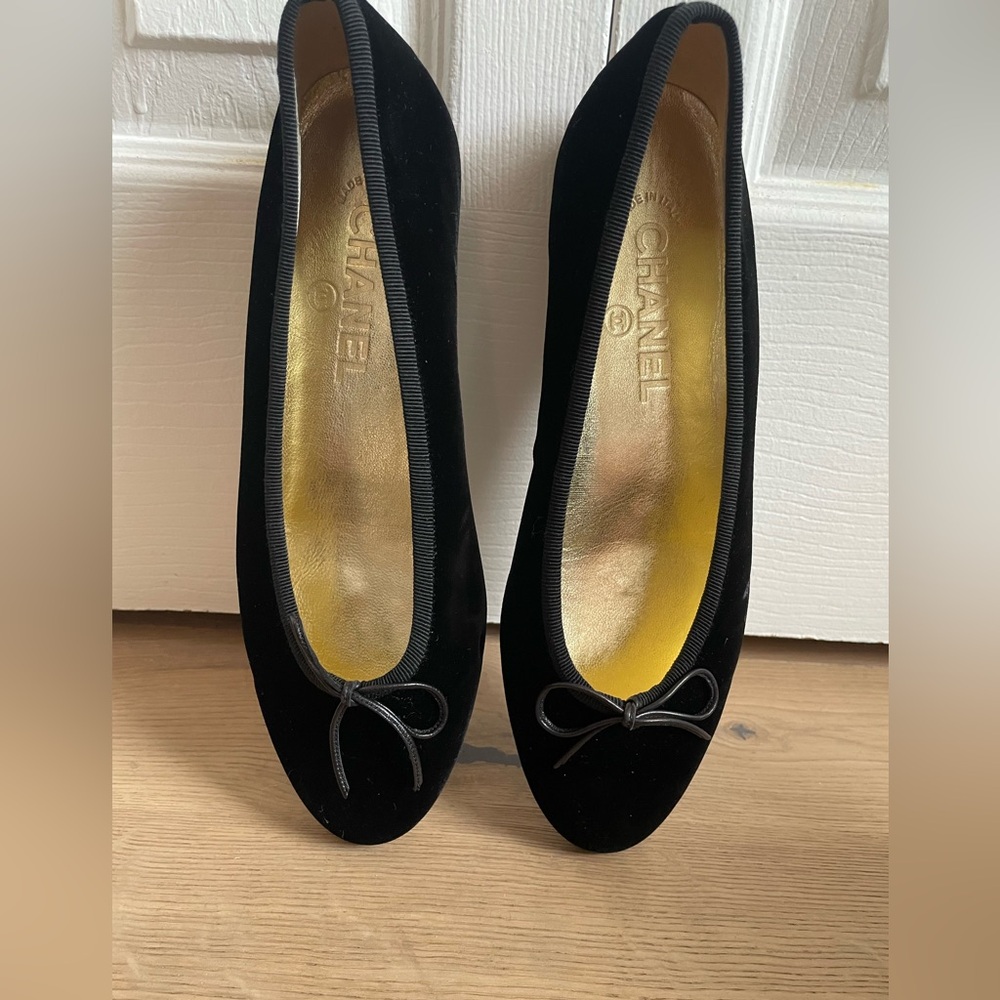 Chanel Flats Never Worn 37.5 // Black Velvet
